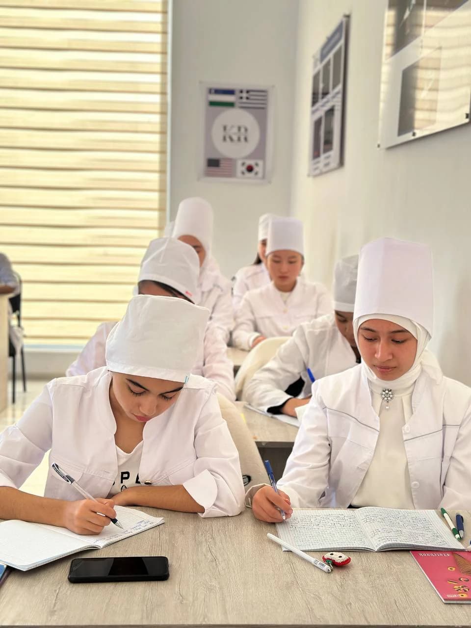 Talabalar darsda konspekt yozmoqda
