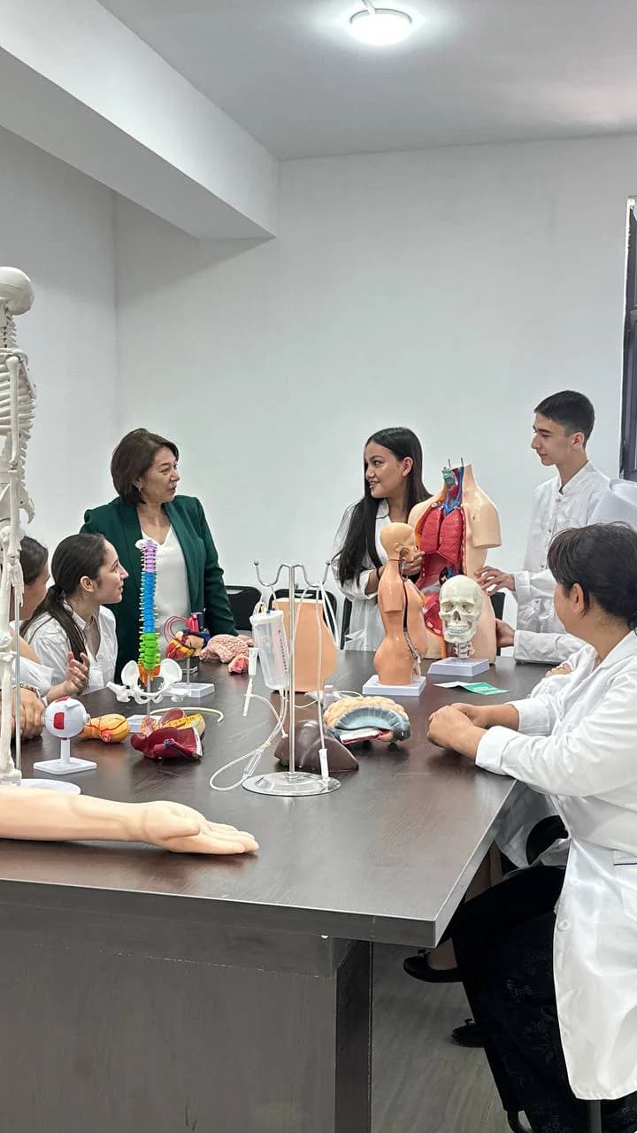Ustoz talabalar bilan anatomik modellar ustida mashg‘ulot o‘tkazmoqda